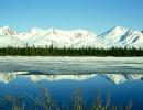 Alaska range con un lago parzialmente gelato al 2 giugno